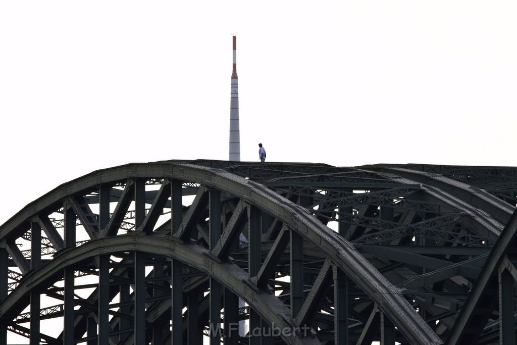 PSpringt kein Suizid Brueckenspringer Koeln Hohenzollernbruecke P108.JPG - Miklos Laubert